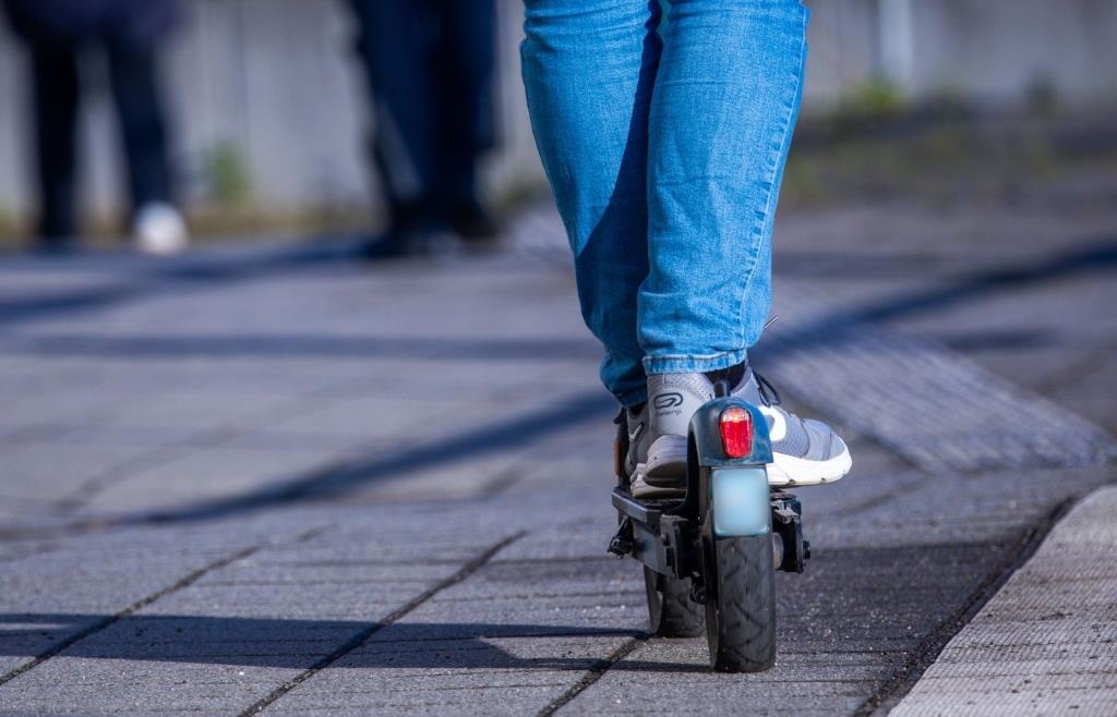 E-Scooter-Fahrer flüchtet erfolglos in Wörth vor der Polizei – mit 85 km/h