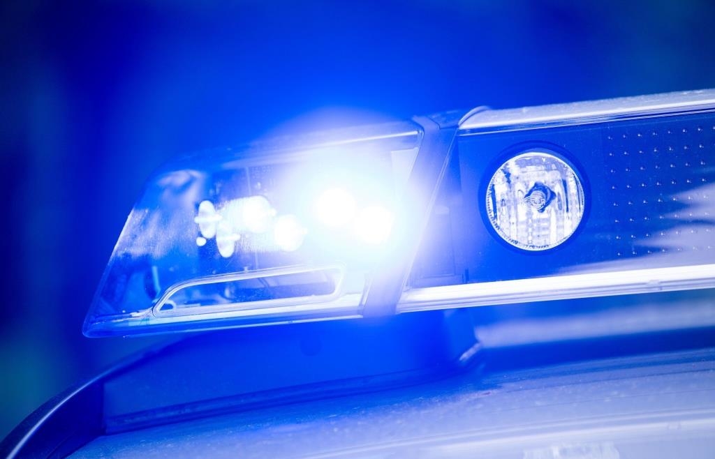 Exhibitionist in einer Badebucht am Regenufer in Regensburg