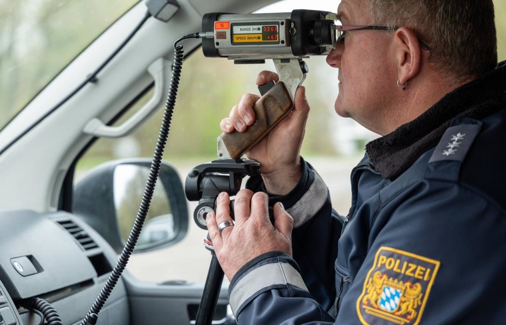 Mit 92 statt 50 km/h durch Straubing: Fahrer muss Führerschein abgeben